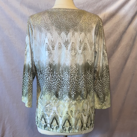 👚Chico’s Zenergy Embellished 3/4 Sleeve Top - Picture 3 of 7